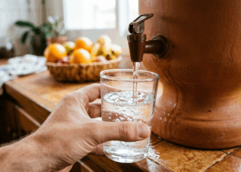 O utensílio rústico que filtrava a água na cozinha dos nossos avós e está voltando a ser tendência nas casas modernas porque a ciência comprovou sua pureza