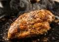 Colocar vinagre na frigideira ao fritar peito de frango: para que serve e por que é recomendado?