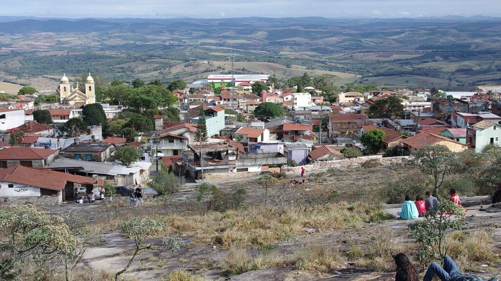 1.440 metros de altitude e cidade inteira de quartzito branco: a vila mineira onde carros sobem ladeira sozinhos e turistas viram caçadores de mistérios