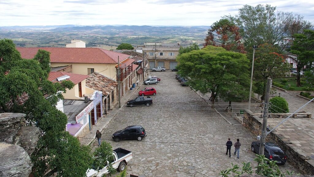 1.440 metros de altitude e cidade inteira de quartzito branco: a vila mineira onde carros sobem ladeira sozinhos e turistas viram caçadores de mistérios