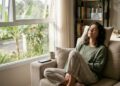 A psicologia explica por que evitar sair de casa pode ser um sinal de sobrecarga social acumulada e esgotamento emocional silencioso