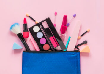 Transforme sombras de maquiagem em esmaltes incríveis!