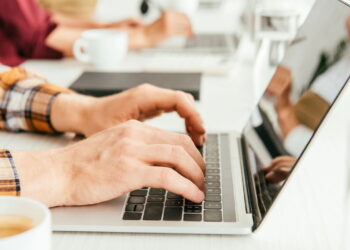 Confira como usar IA para economizar na Black Friday