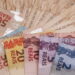Milhares de brasileiros podem sacar até R$ 2,8 mil no PIS/Pasep