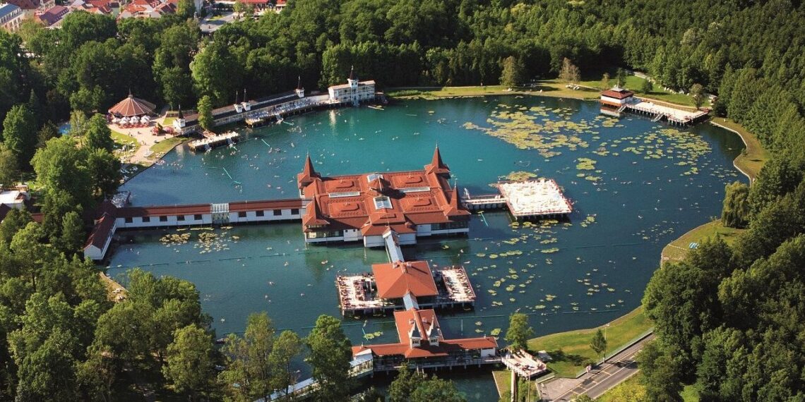 O lago mágico da Hungria que pode transformar sua saúde