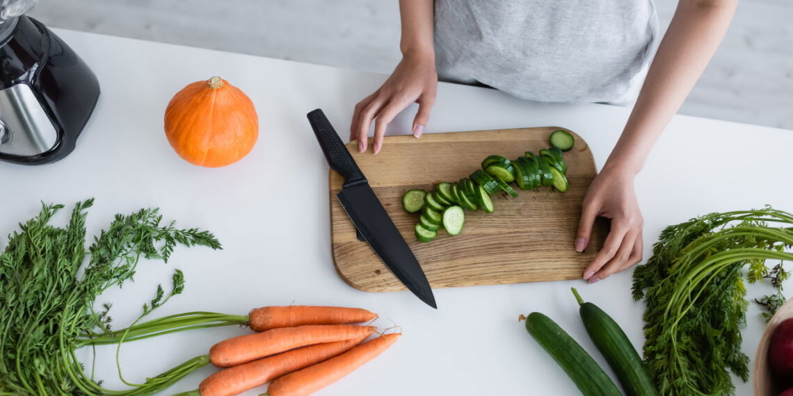 Por trás de uma salada simples, um segredo crocante que sua saúde vai amar