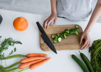 Por trás de uma salada simples, um segredo crocante que sua saúde vai amar