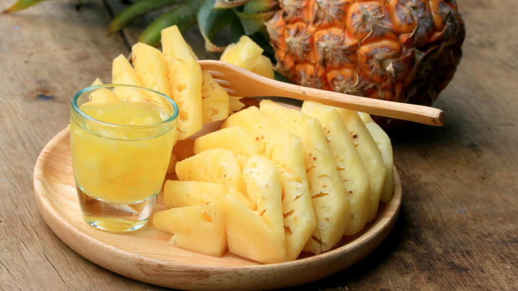 Desintoxique seu figado com este suco de abacaxi e hortelã
