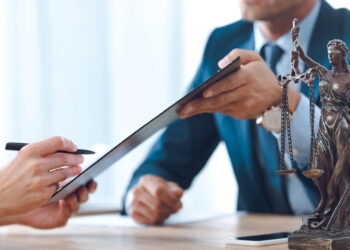 Golpe do falso advogado assusta o Brasil com informações públicas de processos judiciais junto a IA