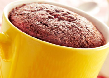 Veja a receita mais fácil e prática para fazer um bolo de caneca de micro-ondas