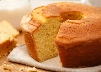 Essa receita de bolo de fubá de liquidificador vai conquistar seu coração pela praticidade e qualidade