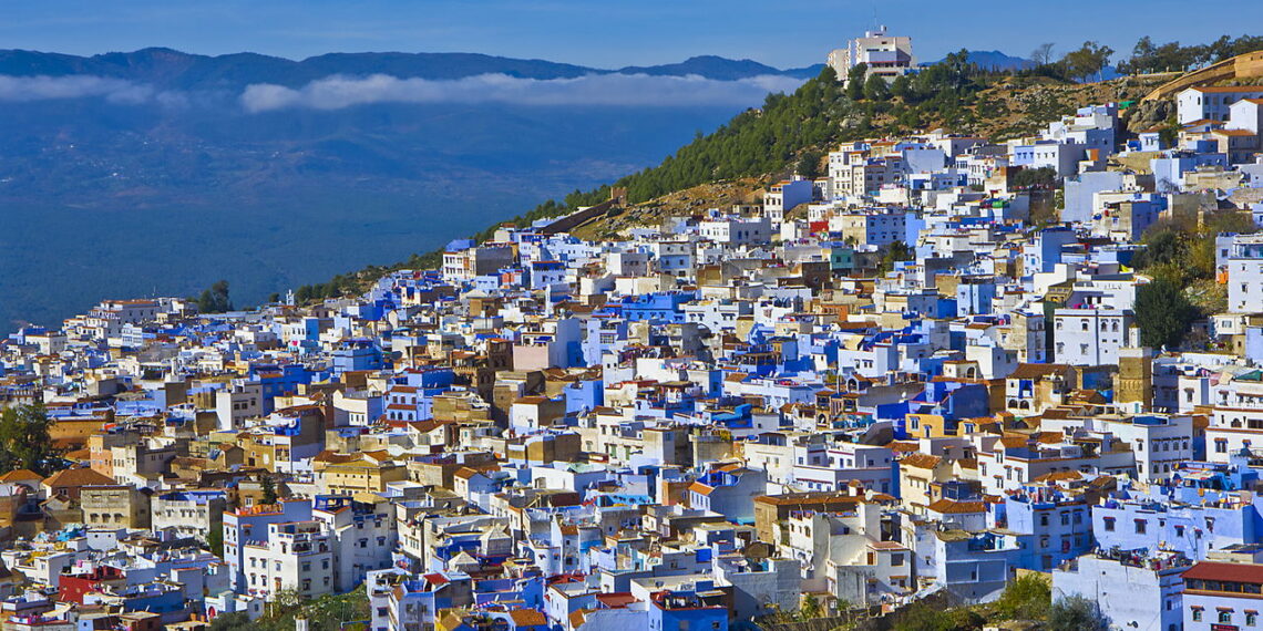 Uma cidade inteira pintada de azul? Tem um motivo inesperado!