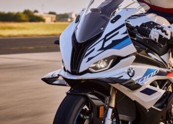 A BMW S 1000 RR 2025 começa a ser produzida no Brasil e consumidores ficam ansiosos