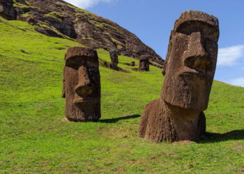 Essa é a cidade que esconde o maior mistério das estátuas gigantes e a cultura que desafia o tempo
