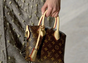 Essas bolsas estão dominando os looks da estação e você vai entender por quê
