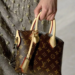 Essas bolsas estão dominando os looks da estação e você vai entender por quê