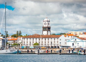 Cidade é conhecida mundialmente por ficar no meio do oceano, em ilhas vulcânicas e águas termais