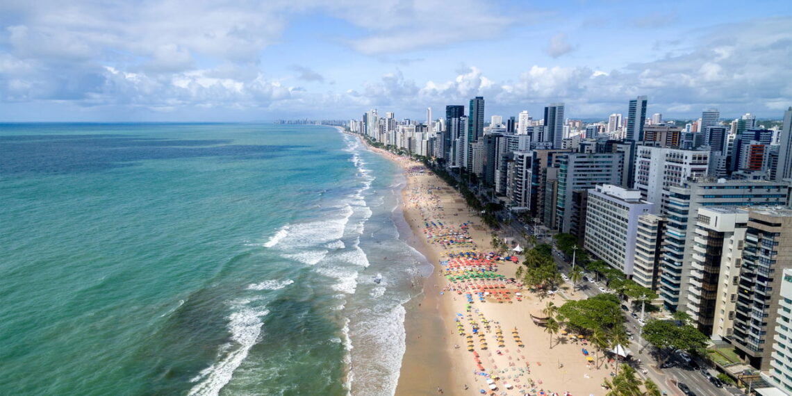 Clima quente persiste em Recife, enquanto em Brasília não passa dos 25°C