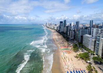 Clima quente persiste em Recife, enquanto em Brasília não passa dos 25°C