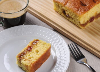 Confira o segredo por trás do bolo de fubá com goiabada perfeito com essa receita