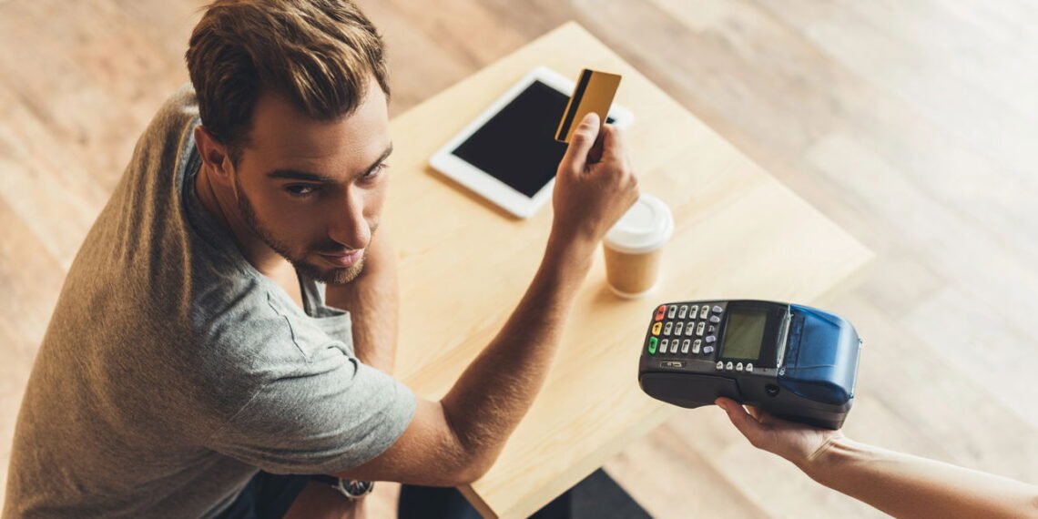 Saiba os riscos invisíveis do pagamento por aproximação no cartão de crédito.