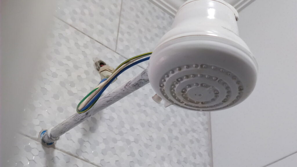 Potência elevada do chuveiro elétrico elevando o gasto mensal de energia