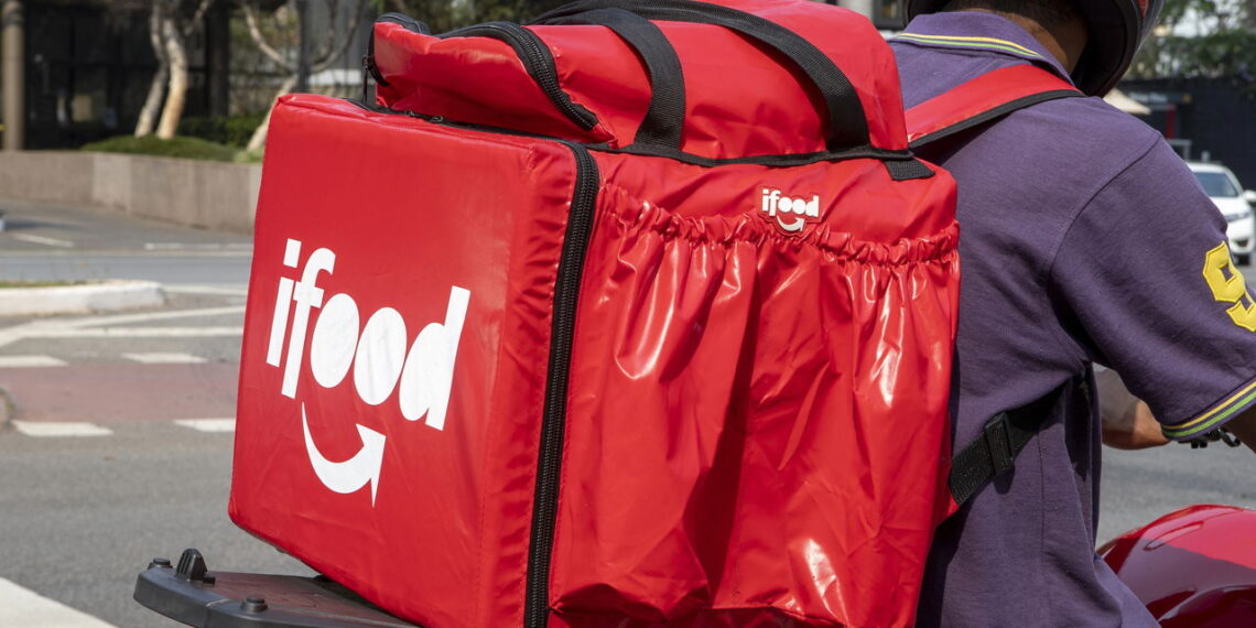 iFood aumenta taxas mínimas para entregadores, mas protestos continuam no país