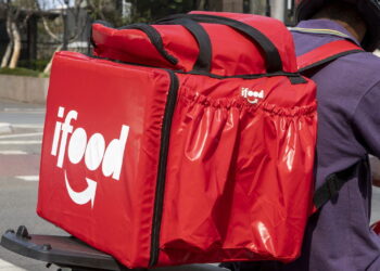 iFood aumenta taxas mínimas para entregadores, mas protestos continuam no país