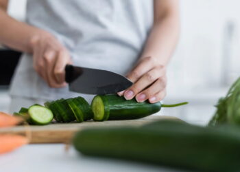 A salada de pepino mais refrescante do TikTok que você precisa experimentar