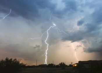 Esse erro comum em dias de chuva pode queimar todos os seus eletrônicos