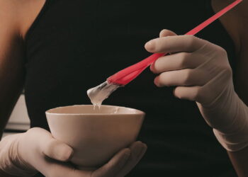 Como retocar a raiz do cabelo em casa do jeito certo?