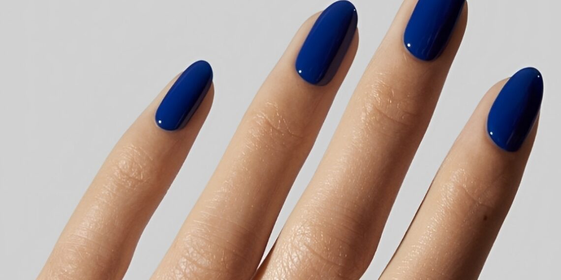 Azul royal nas unhas é o toque de realeza que seu look precisa