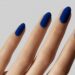 Azul royal nas unhas é o toque de realeza que seu look precisa