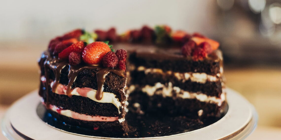 Receita te da passo a passo para fazer um bolo de chocolate molhadinho e cremoso