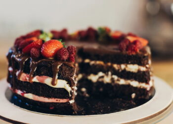 Receita te da passo a passo para fazer um bolo de chocolate molhadinho e cremoso