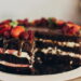 Receita te da passo a passo para fazer um bolo de chocolate molhadinho e cremoso