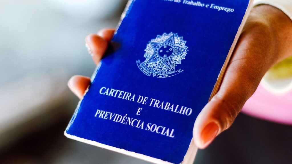 Nova lei trabalhista em vigor obriga mudança em período mínimo das férias em 2025