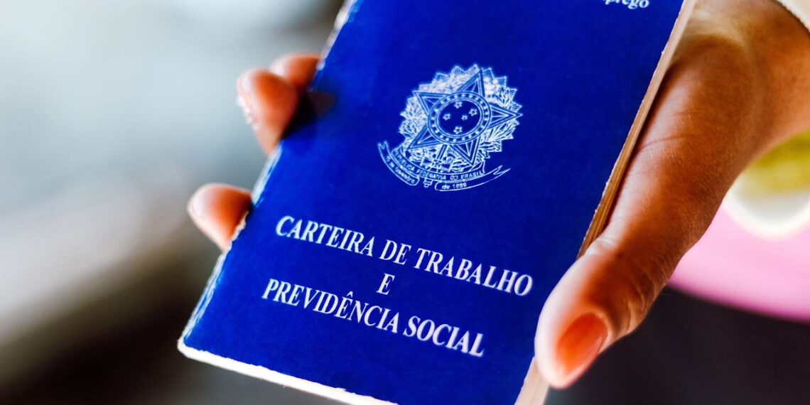 Nova lei trabalhista em vigor obriga mudança em período mínimo das férias em 2025