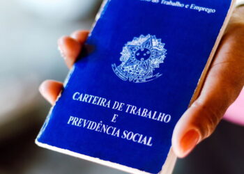 Nova lei trabalhista em vigor obriga mudança em período mínimo das férias em 2025