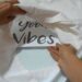 Técnicas incríveis para customizar roupas com frases únicas