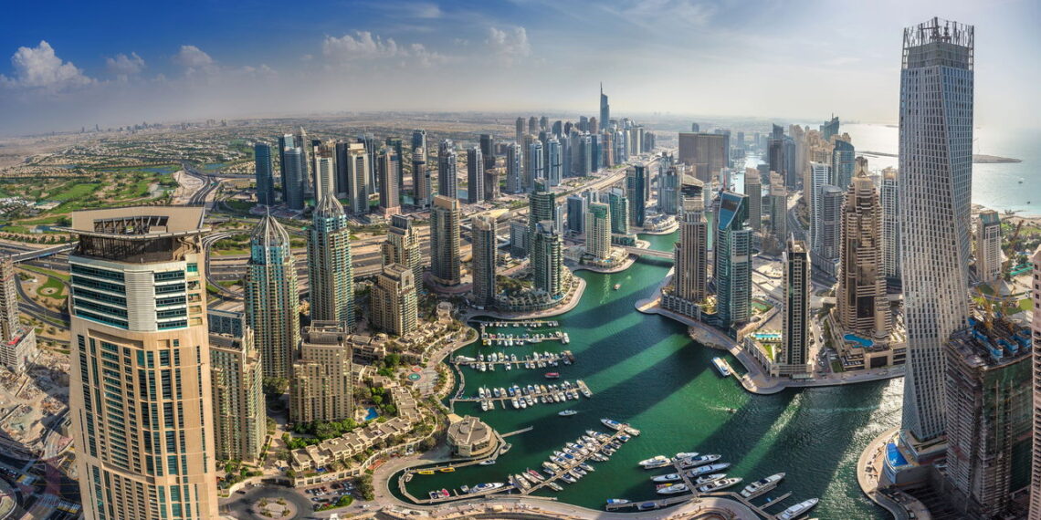 Cidade atrai turistas e novos moradores com sua arquitetura futurista e vida noturna sofisticada e acolhedora