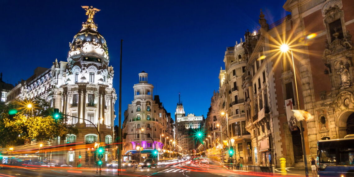 Cidade encanta visitantes do mundo inteiro com sua vida noturna vibrante e qualidade de vida excepcional