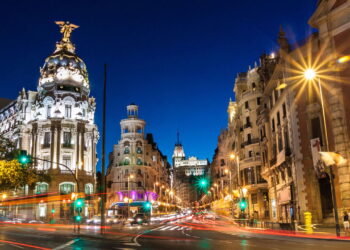 Cidade encanta visitantes do mundo inteiro com sua vida noturna vibrante e qualidade de vida excepcional