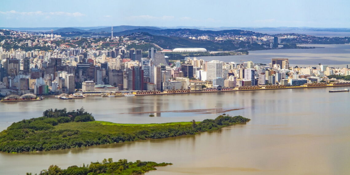 Frente fria chega forte nas cidades do sul e sudoeste do Brasil, alertando as capitais
