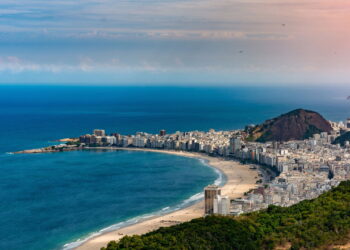 Cidade do RJ ganha destaque nacional por suas famosas praias lindas e proximidade com a natureza