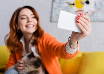 Novo golpe da selfie atrai vitimas usando sua foto para invadir contas bancárias