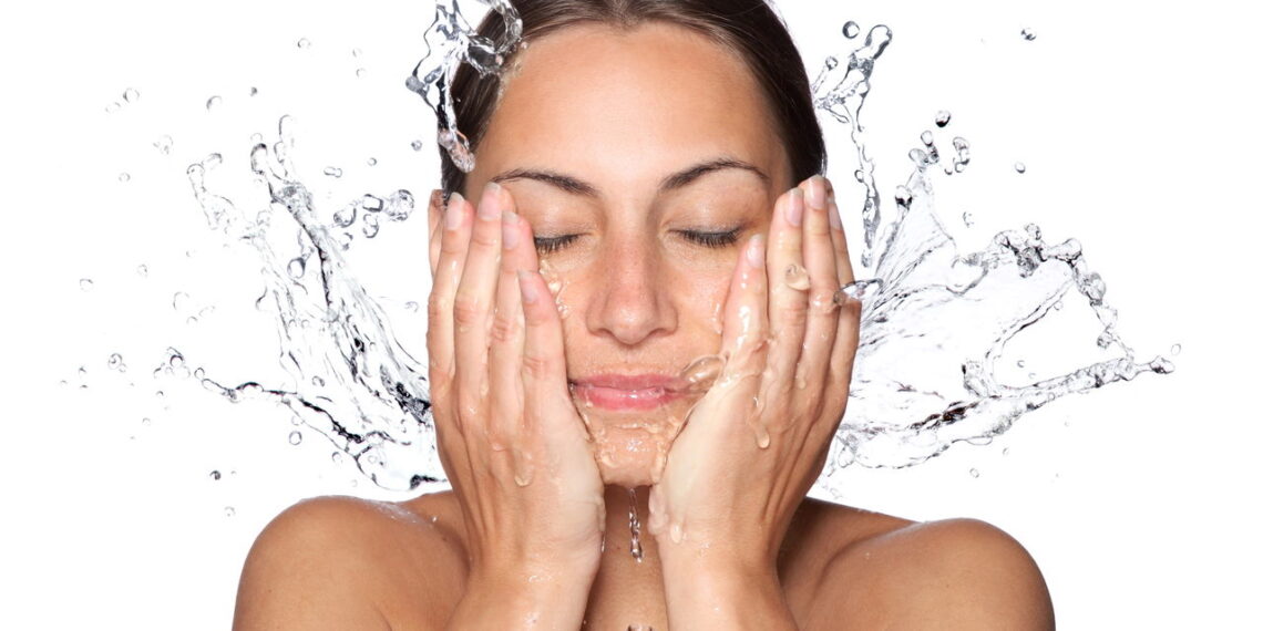 Água Gelada Rejuvenesce? A Verdade por Trás Dessa Técnica Simples