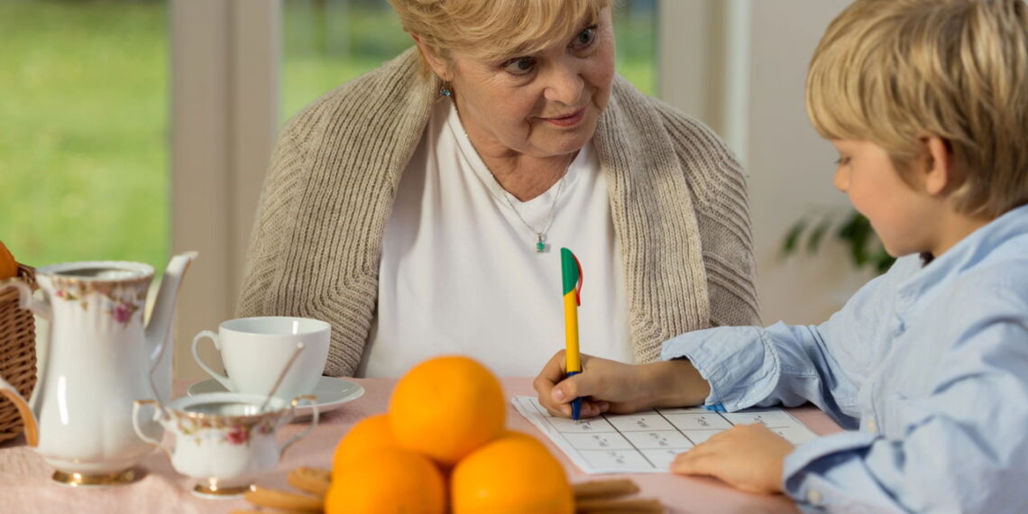 5 perguntas que as avós nunca devem fazer aos netos, segundo a psicologia