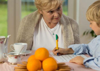 5 perguntas que as avós nunca devem fazer aos netos, segundo a psicologia