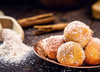 Saiba como fazer um irresistível bolinho de chuva na airfryer em 8 minutos